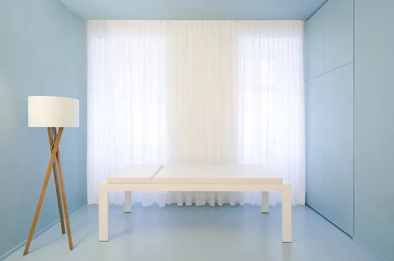 Behandlungsraum in Blau und Weiß