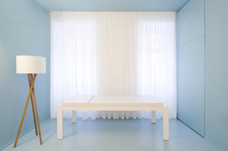 Behandlungsraum in Blau und Weiß